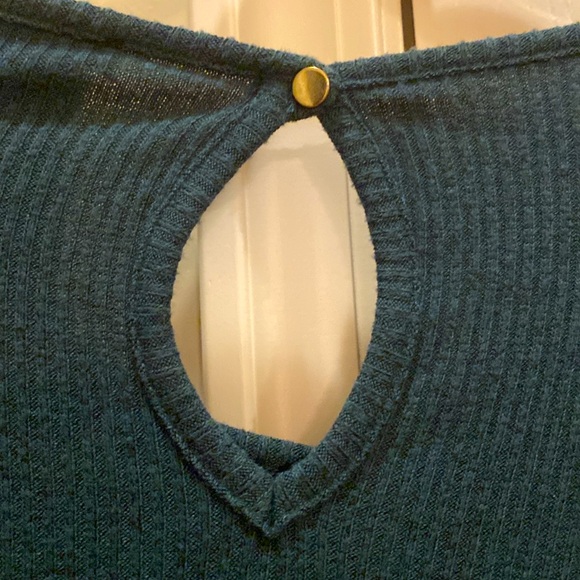 NWT Premise Tunic with Lace Detail on Sleeves Size Large - Picture 9 of 9